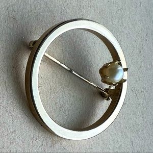 Vintage Round Brooch gold-plated with faux Pearl